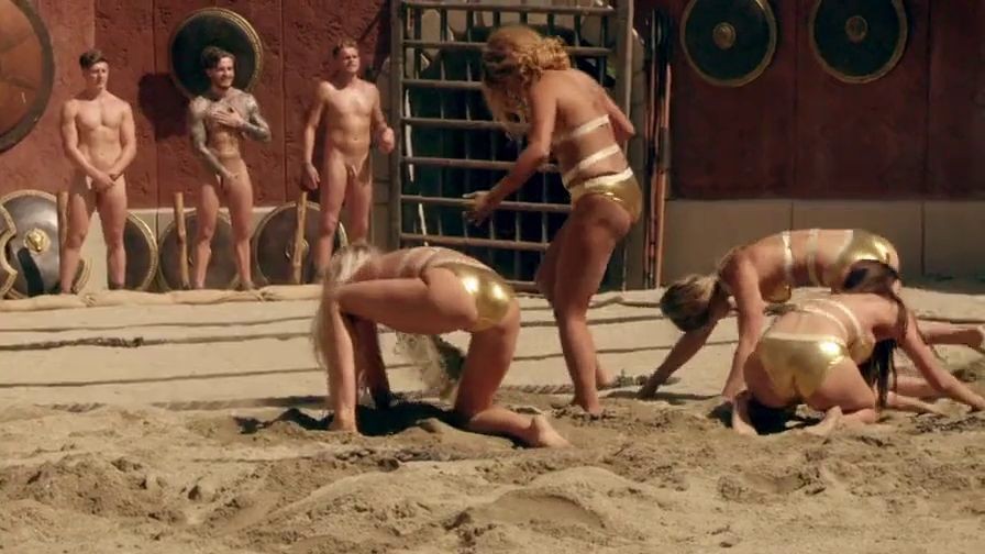 Gladiatori senza veli nel reality britannico "Bromans" .