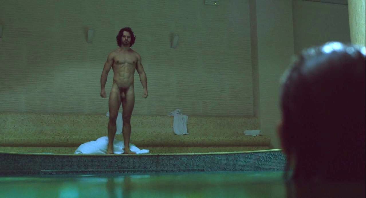 Il nudo frontale dell'attore australiano Dominic Allburn nel film &quo...