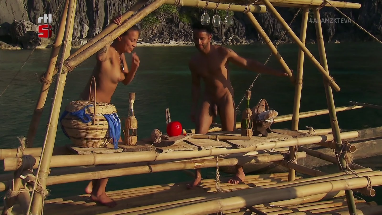 L'attore Curt Fortin è senza veli sull'Isola di Adamo ed Eva.