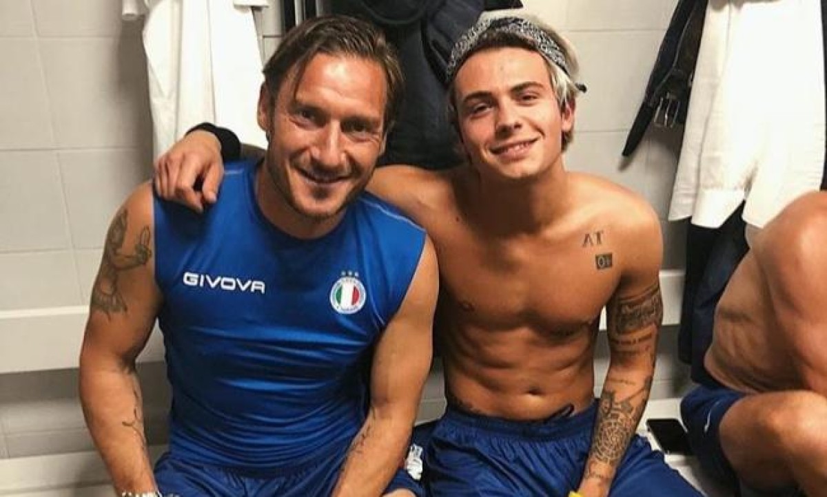 Benji Filma Federico Rossi In Mutande Negli Spogliatoi Della Partita Del Cuore