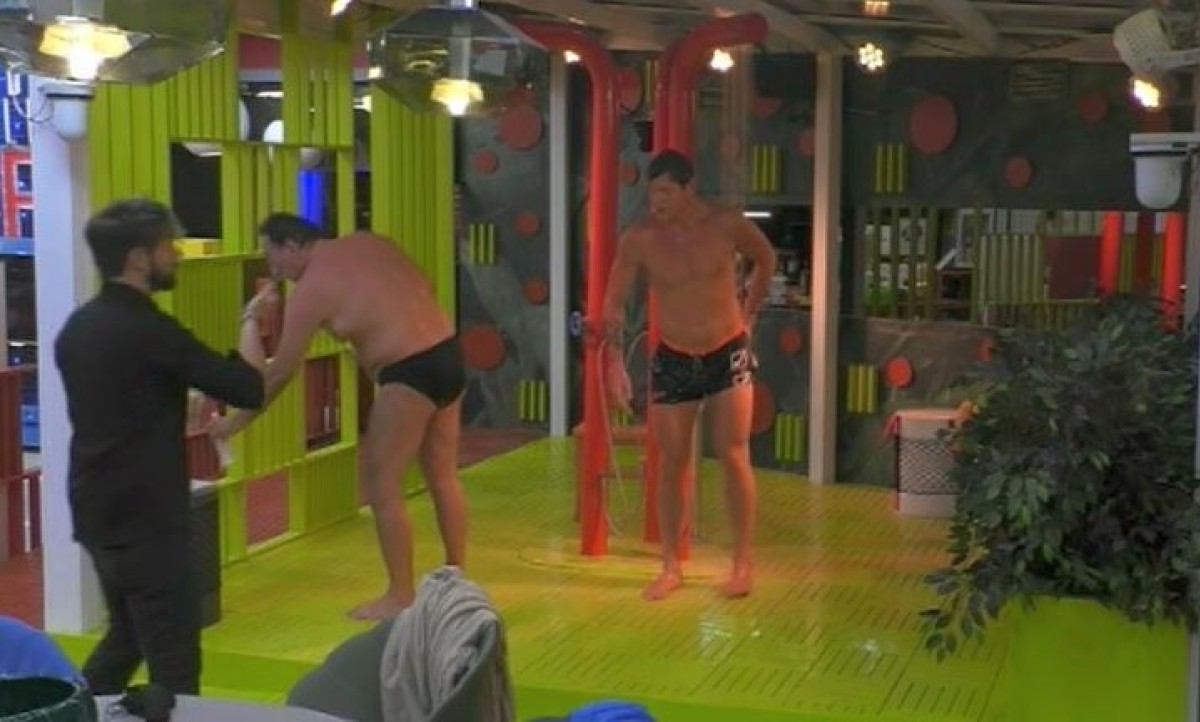 Grande Fratello Vip La Prima Doccia Di Aldo Montano E Amedeo Goria