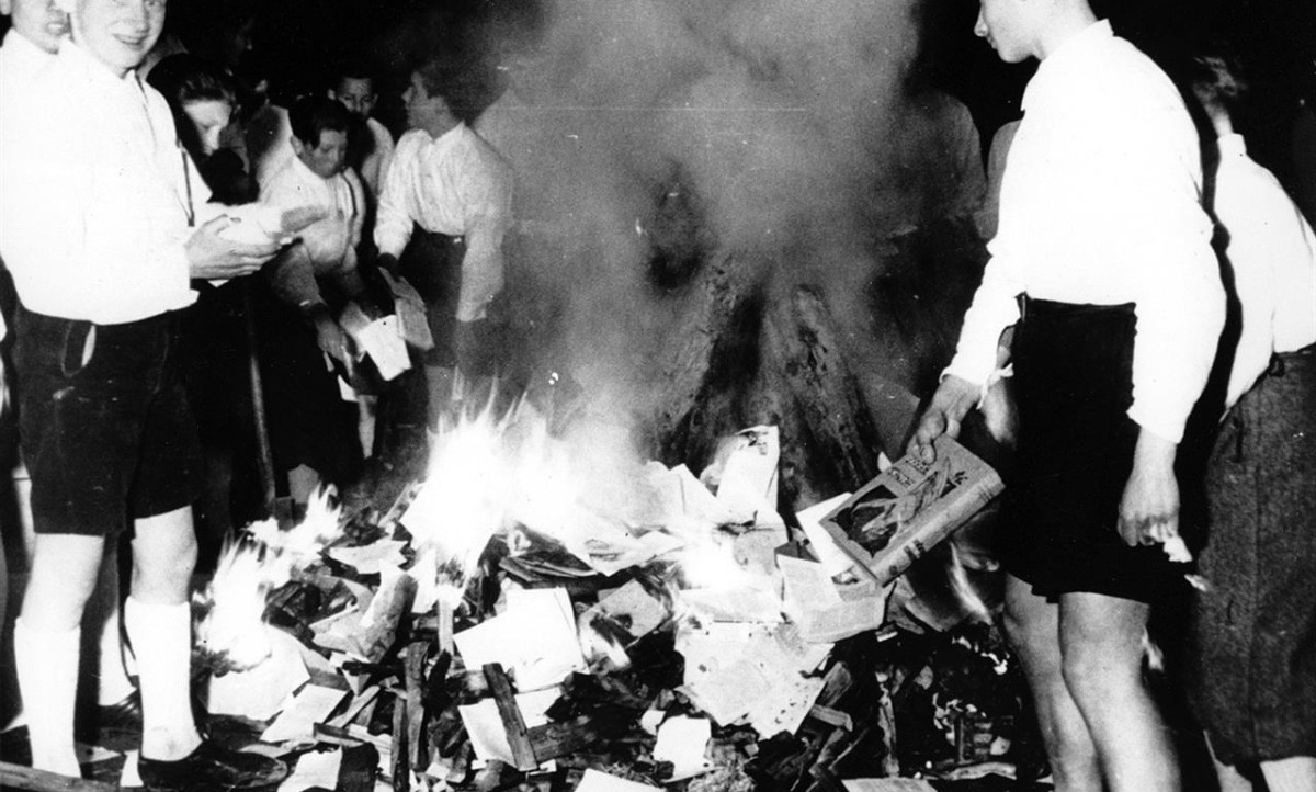 Fabio Tuiach inneggia a Bücherverbrennungen nazista