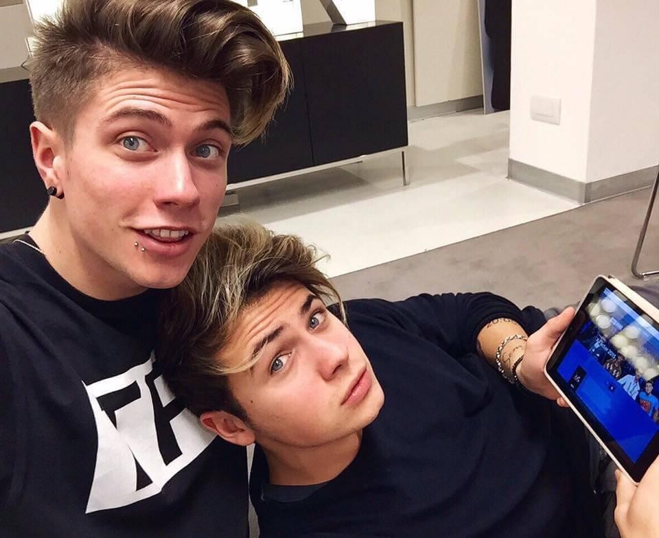 Benji e Fede a The Voice con dei nastri rainbow.