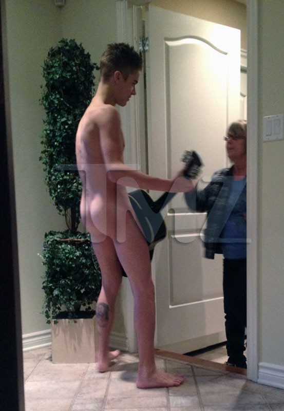 Justin Bieber canta nudo davanti alla nonna.