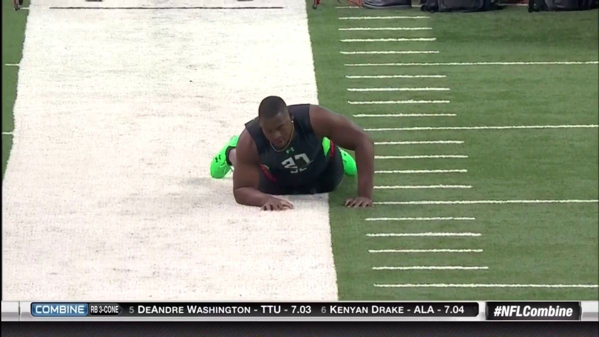 Il corridore Chris Jones rimane nudo in pista durante la diretta televisiva...