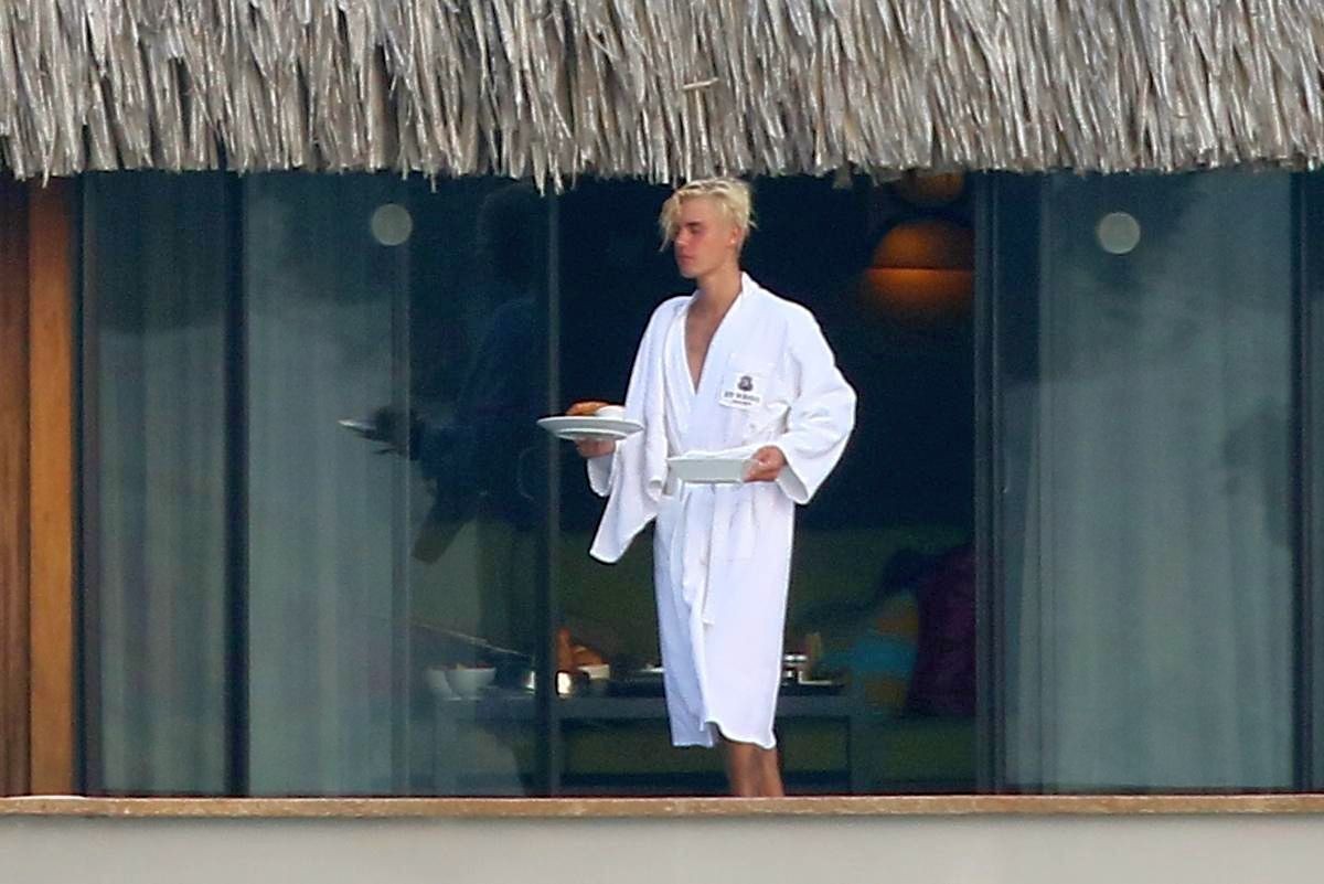 Justin Bieber paparazzato nudo a Bora Bora.