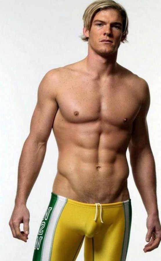 Alan Ritchson di Hunger Games e il suo passato come modello di intimo per l...