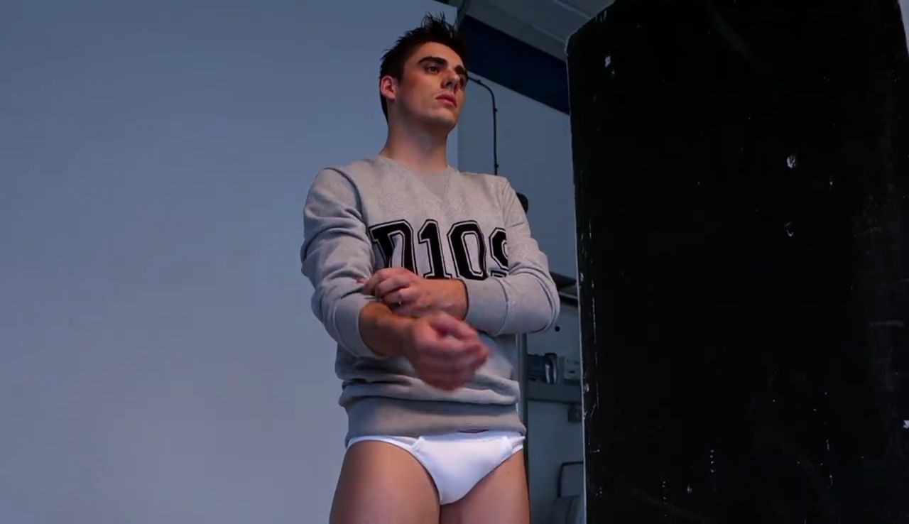 Chris Mears torna a posare per Gay Times.