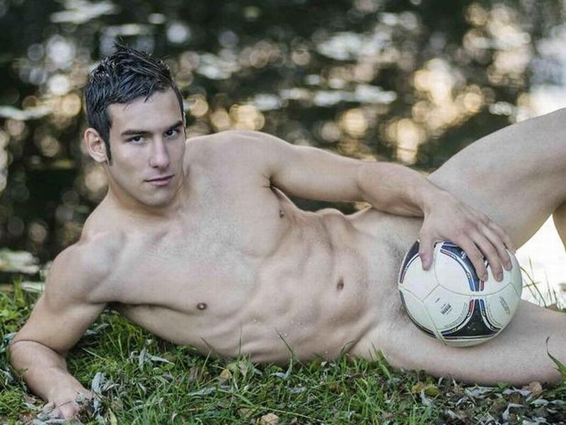 Il calendario sexy con i calciatori del Verin 