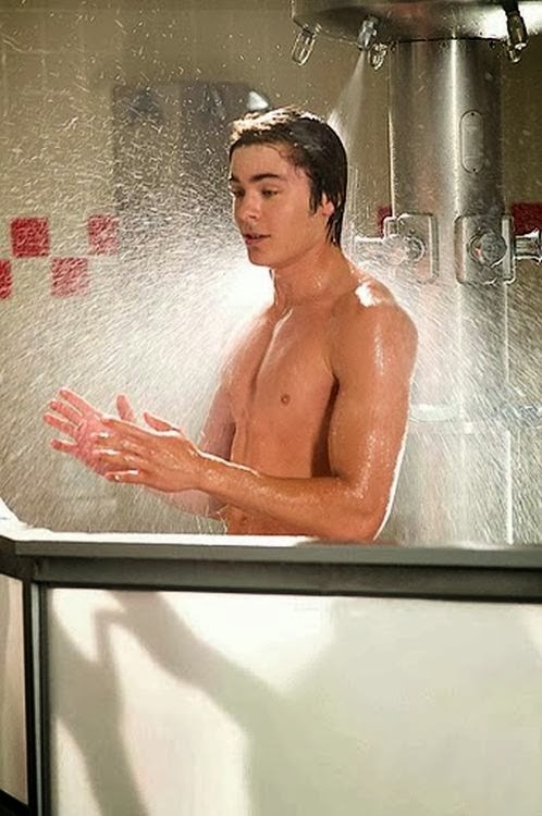 Zac Efron sotto la doccia nella scena tagliata da "High School Musical 3" .