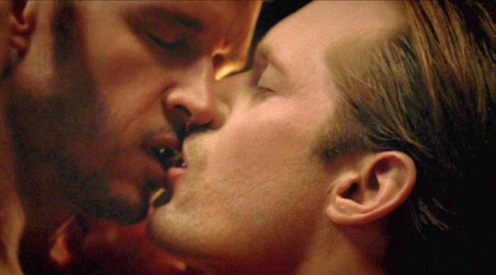 True Blood: ecco la scena di sesso gay con Alexander Skarsgard e Ryan Kwant...