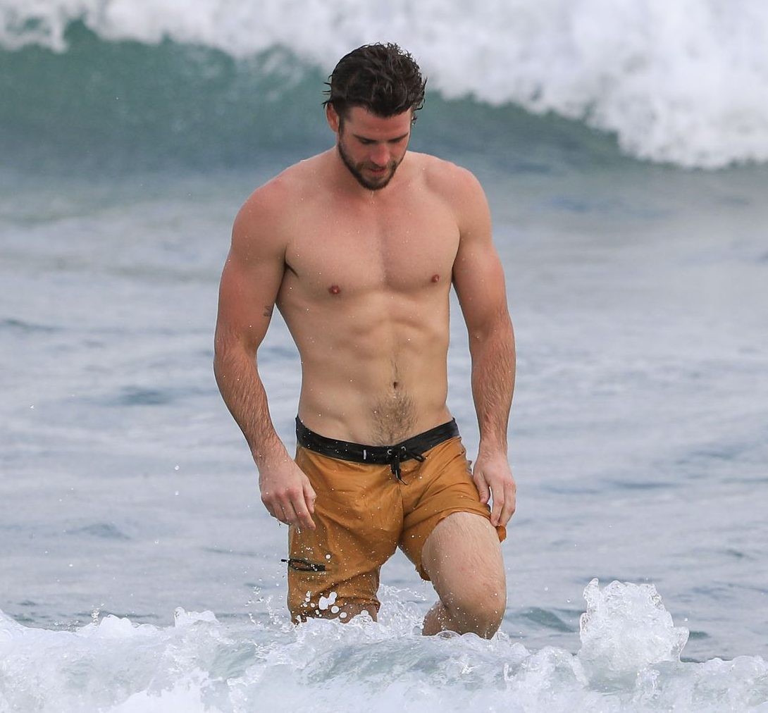 Liam Hemsworth mozzafiato al mare.