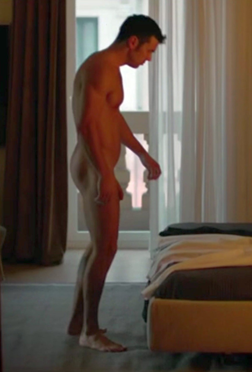 Mario Casas nudo nel film "Istinto" .