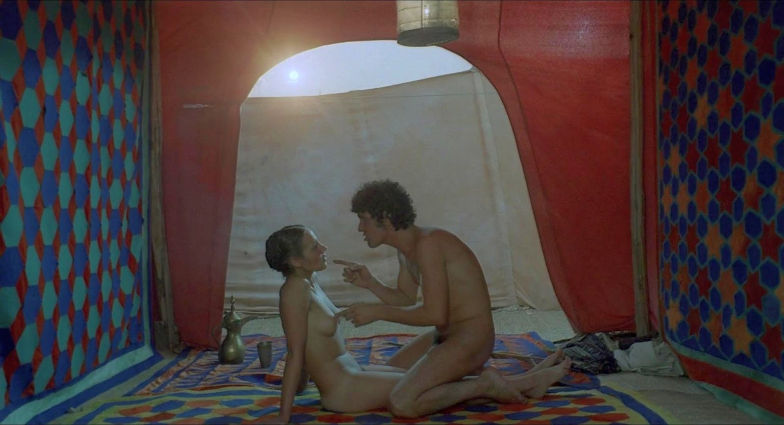 Ninetto Davoli nudo ne "Il fiore delle mille e una notte" (1974) ...