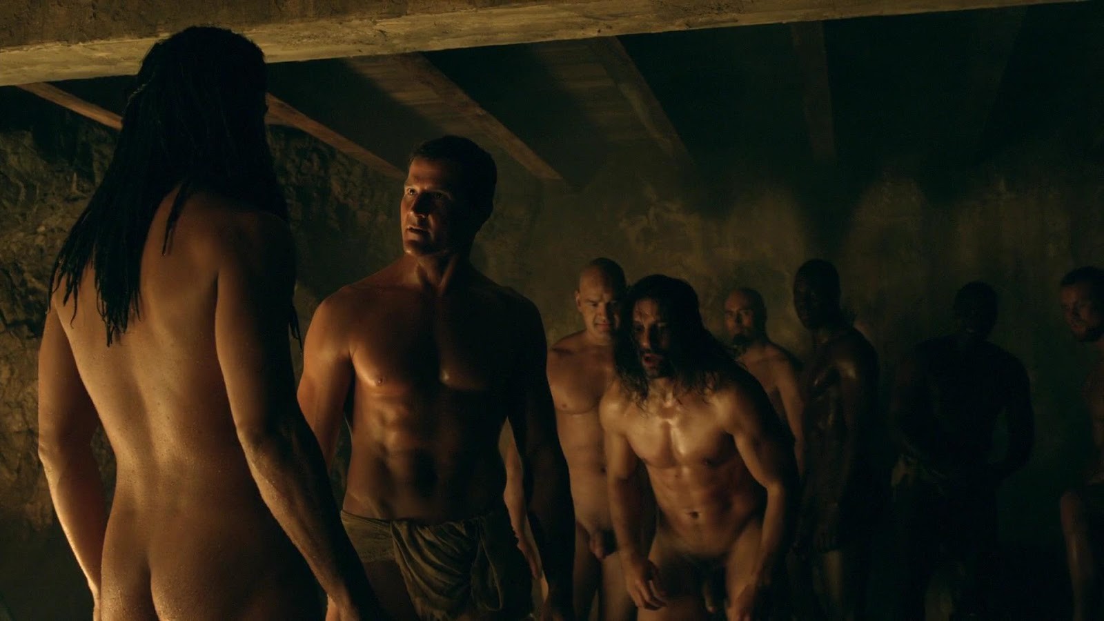 Antonio Te Maioha e Manu Bennett in "Spartacus: Gli dei dell'aren...