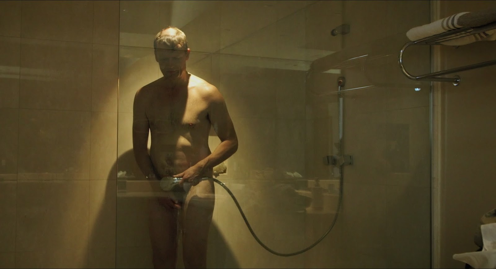 Frank Hvam nudo in "Klovn Forever" (2015) .