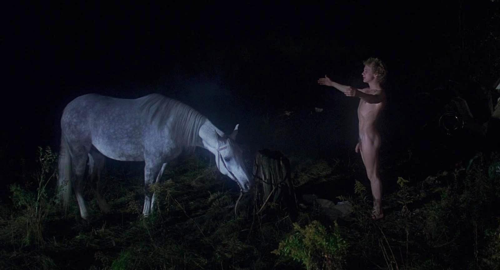 Peter Firth nudo in "Equus" (1977) .