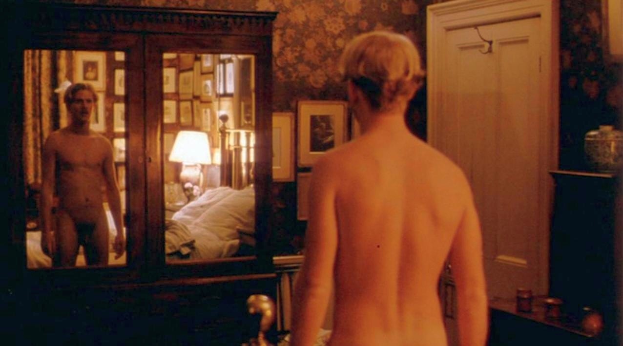 James Wilby nudo in una scena tagliata di "Maurice" (1987) .
