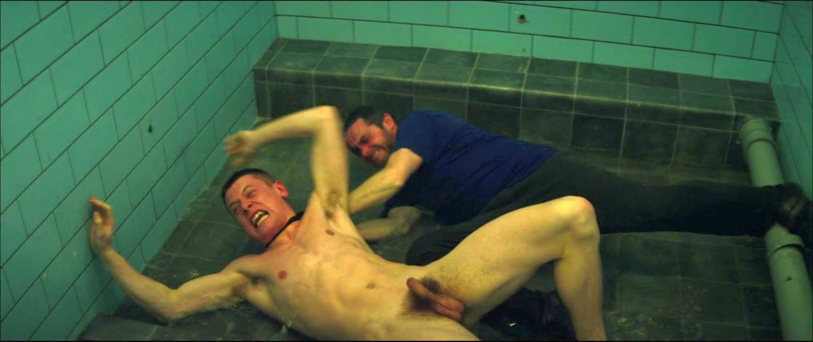 Jack O'Connell nudo in "Il ribelle - Starred Up" (2013) .