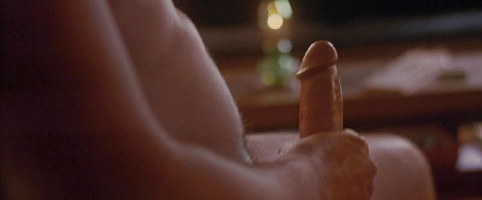 Jesse LaVercombe nudo in "Violation" (2020) .