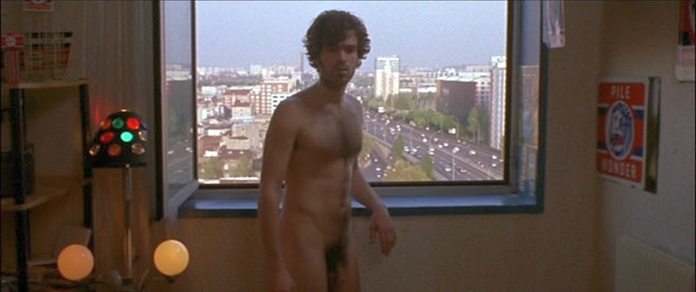 Romain Duris nudo in "Exils" (2004) .