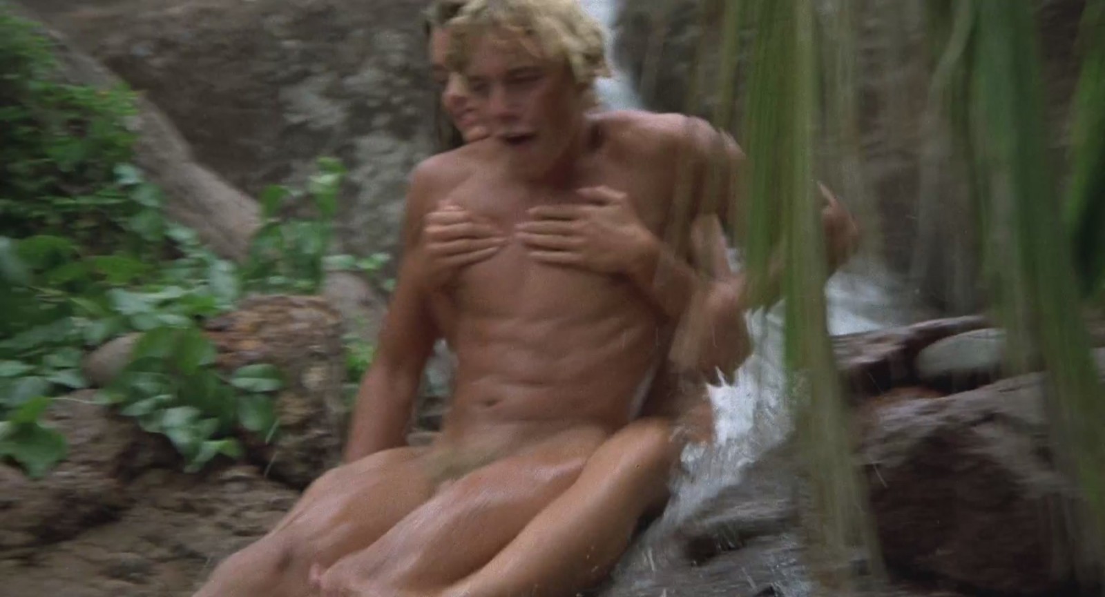 Christopher Atkins nudo in "Laguna blu" (1980) .
