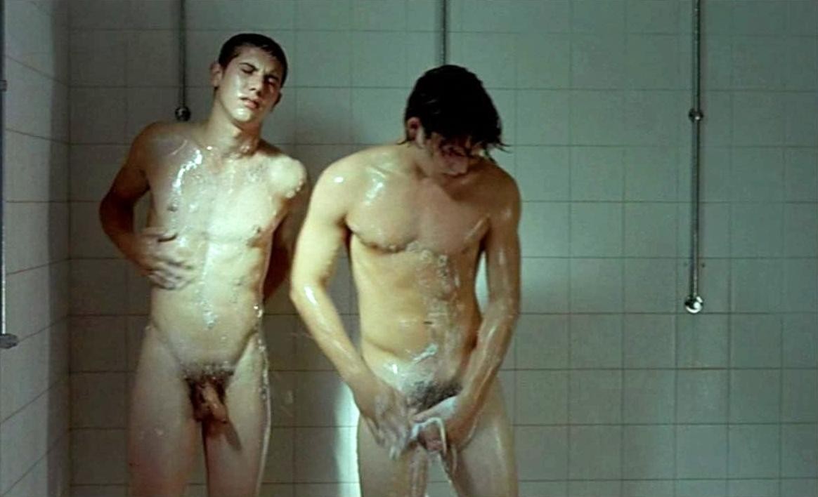 Johan Libéreau e Pierre Perrier nudi in "Douches froides" (2005) 