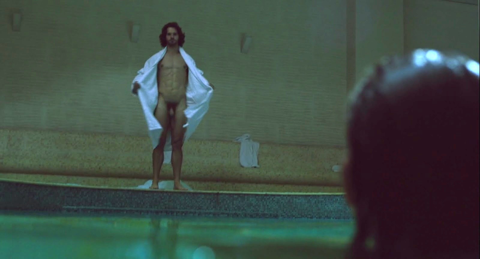 Dominic Allburn nudo in "The Model" (2016) .