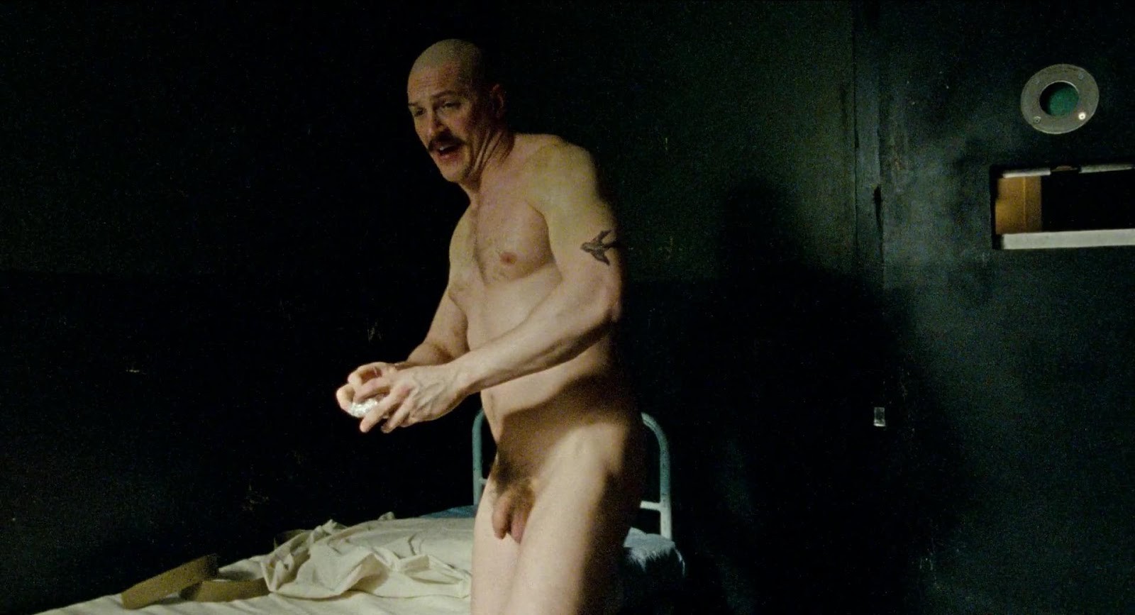 Tom Hardy nudo in "Bronson" (2008) .