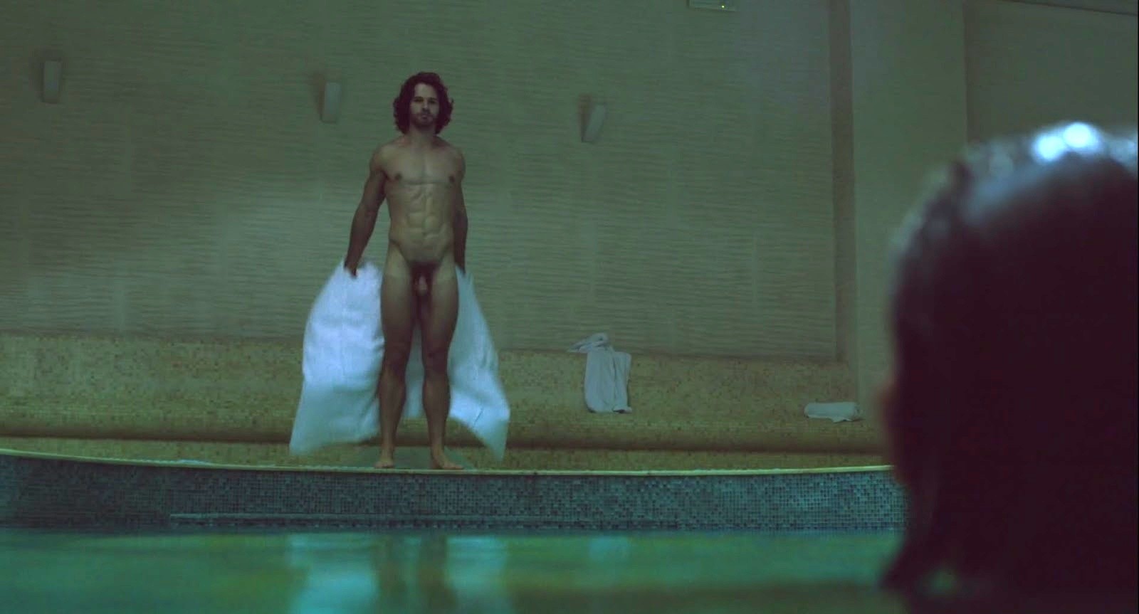 Dominic Allburn nudo in "The Model" (2016) .