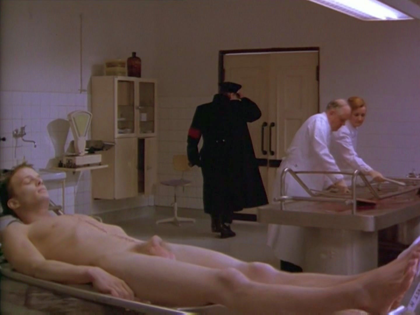 Rupert Penry-Jones nudo in "Delitto di stato" (1994) .