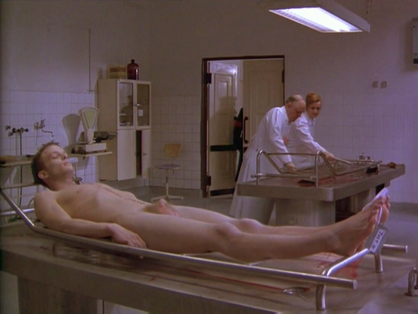 Rupert Penry-Jones nudo in "Delitto di stato" (1994) .