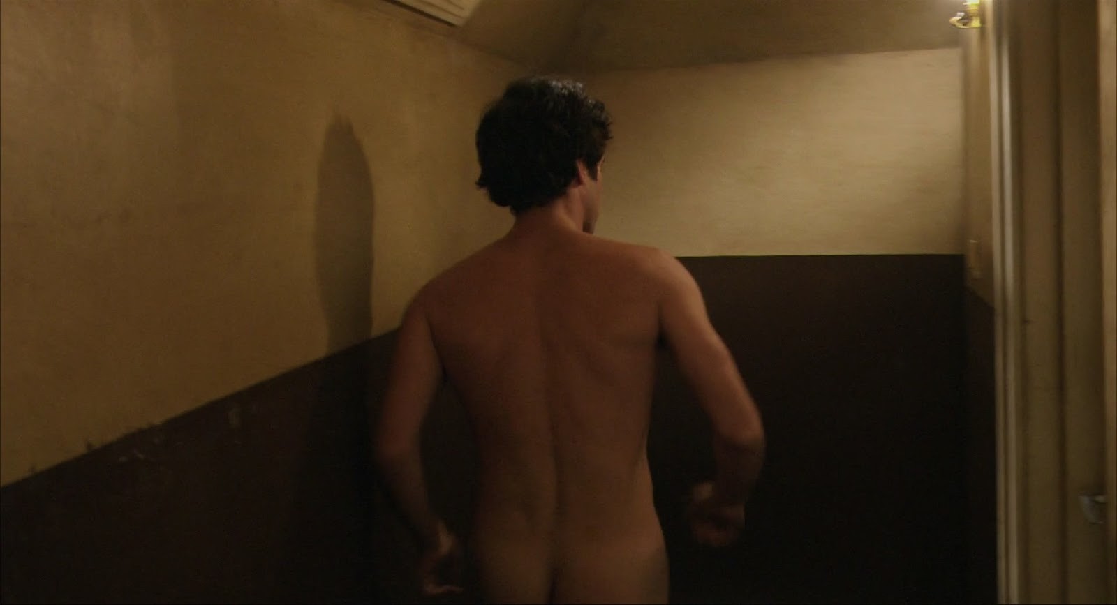 Romain Duris nudo in "Bambole russe" (2005) .