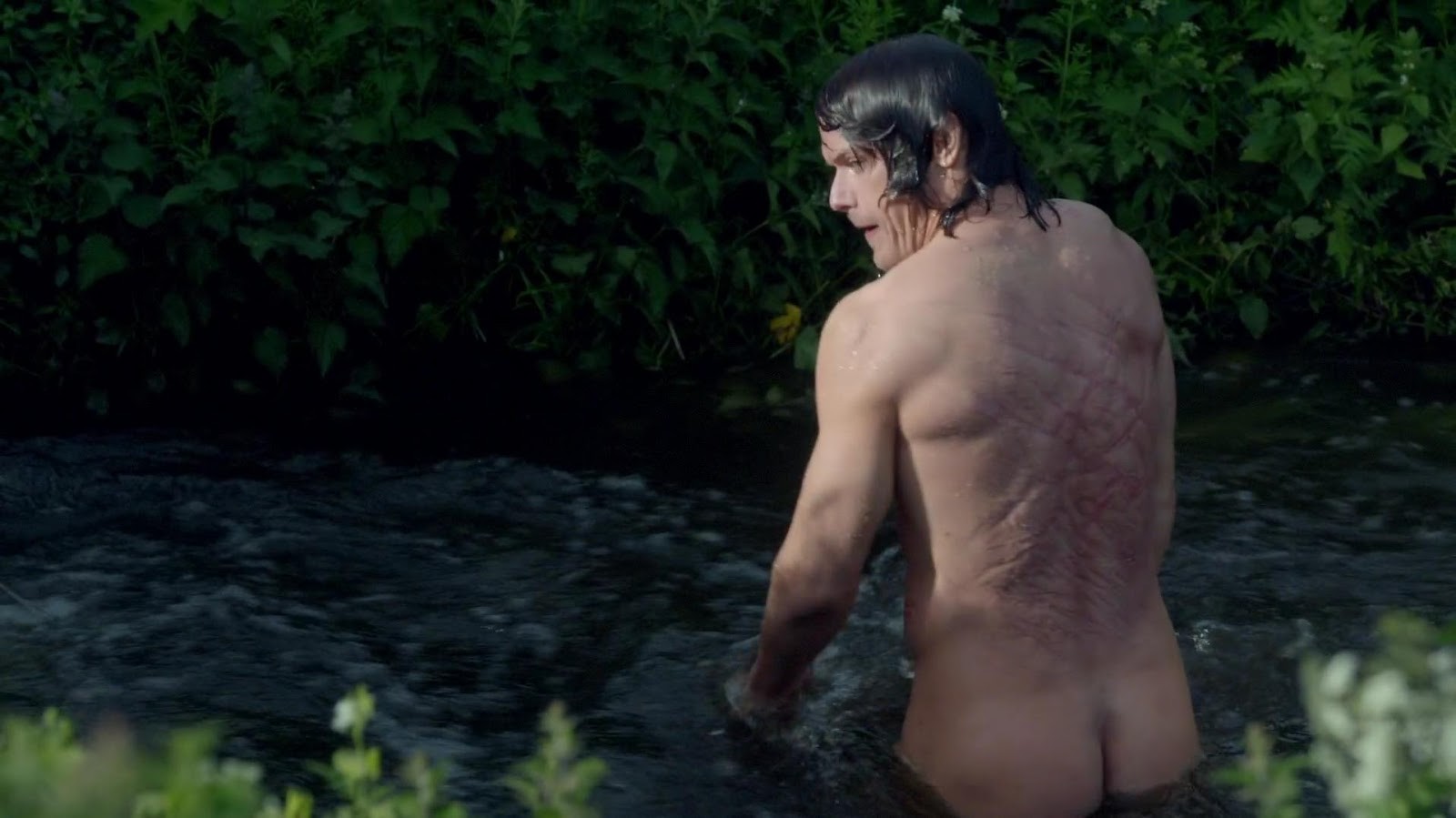 Sam Heughan nella serie "Outlander" (Ep. 