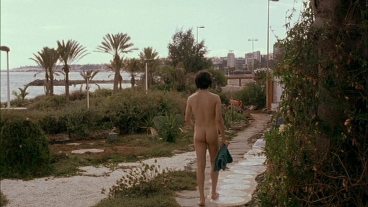 Louis Garrel nudo in "Ma mère" (2004) .