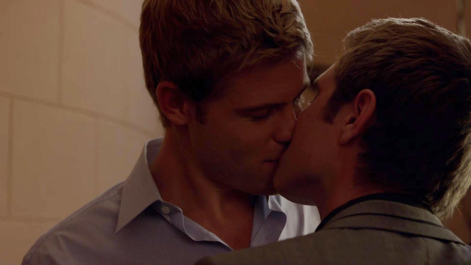 Trevor Donovan e Kyle Riabko si baciano in "90210" (Ep. 