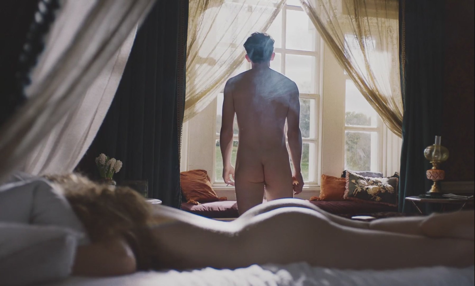 Josh O'Connor nudo in "Mothering Sunday" (2021) .