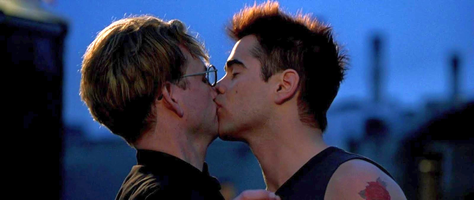 Colin Farrell e Dallas Roberts si baciano in "Una casa alla fine del m...