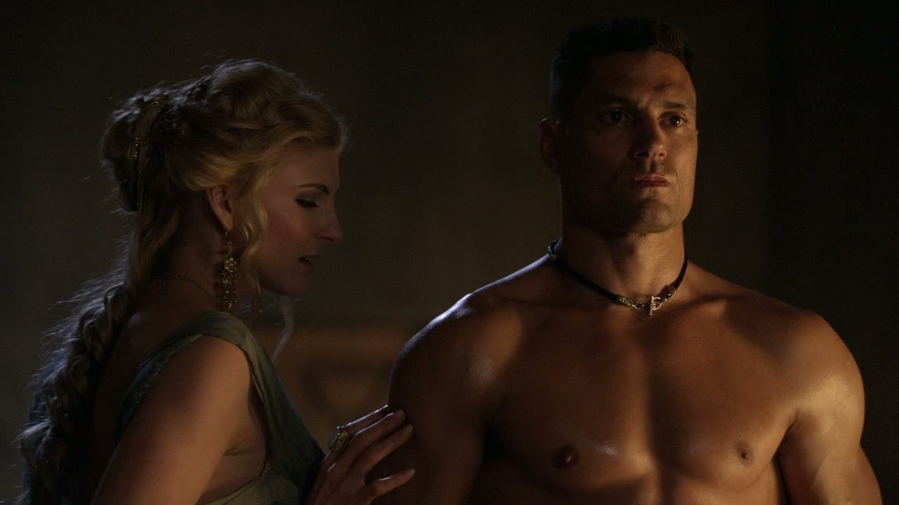Manu Bennett nudo in "Spartacus - Sangue e sabbia" (Ep. 