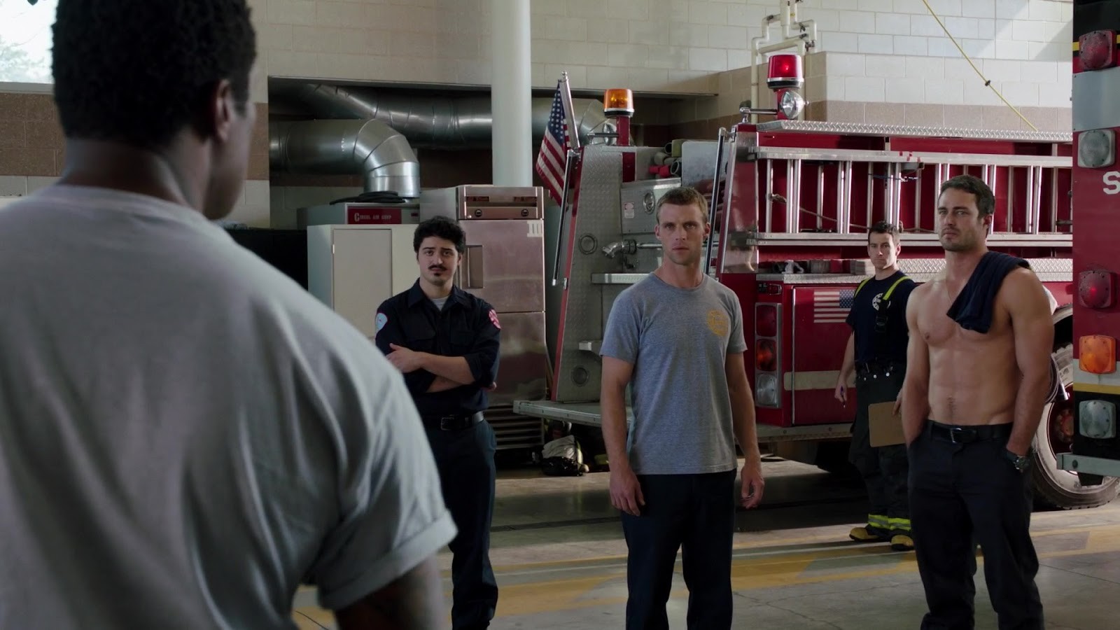 Taylor Kinney in "Chicago Fire" (1x01, 2012) - Nudi al cinema.