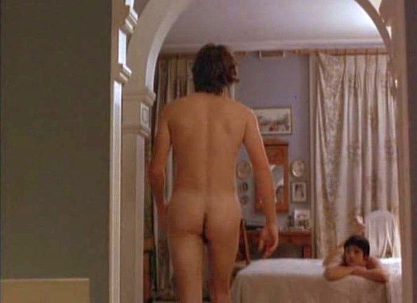 Christian Bale nudo in "Metroland" (1997) .