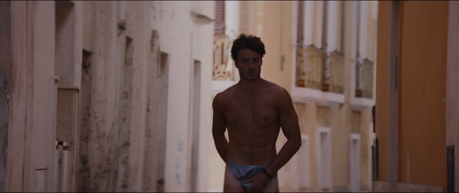 Giulio Berruti in "Walking on Sunshine" (2014) .