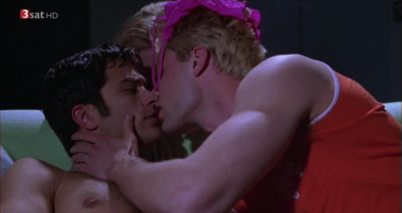 Matt Keeslar e Johnathon Schaech si baciano in "Splendidi amori" ...