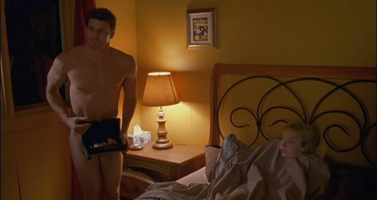 David Boreanaz nudo in "Tutte per uno" (2005) .