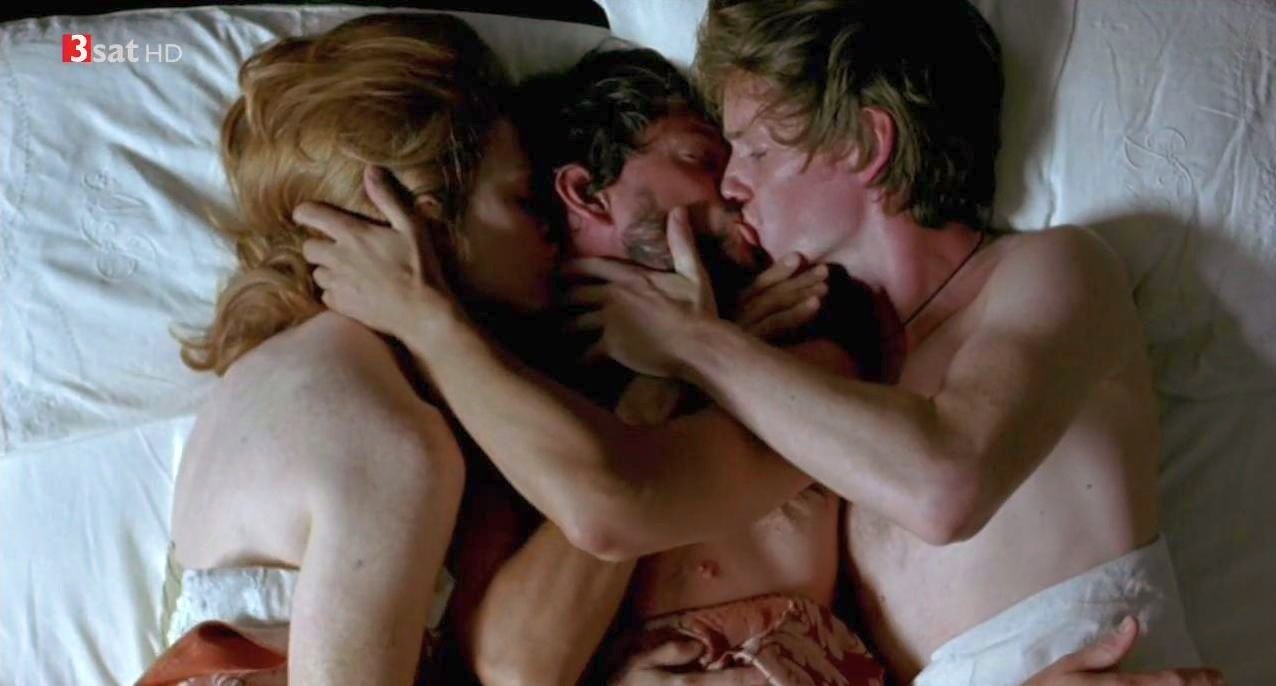 Eddie Redmayne e Hugh Dancy si baciano in "Savage Grace" (2007) .