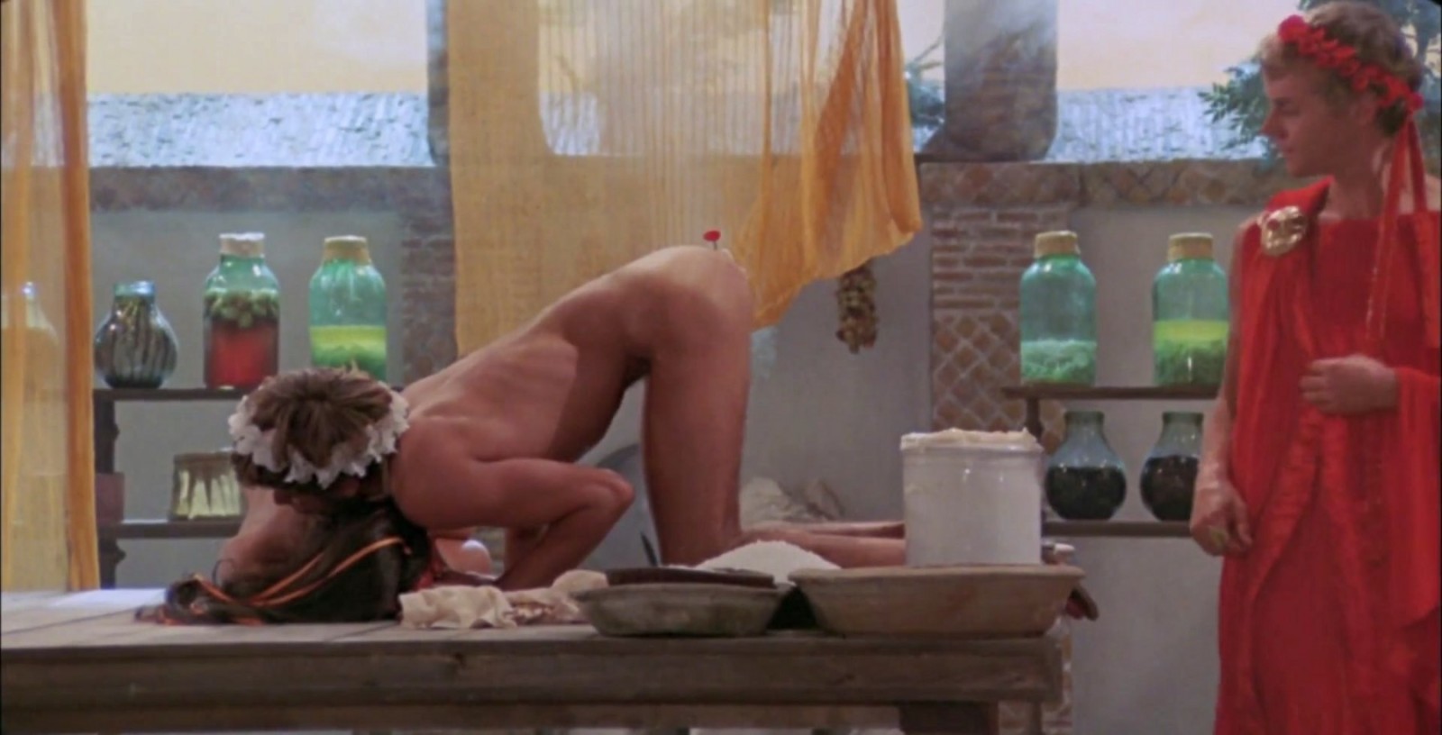 Malcolm McDowell e Donato Placido in "Caligola" (1979) .